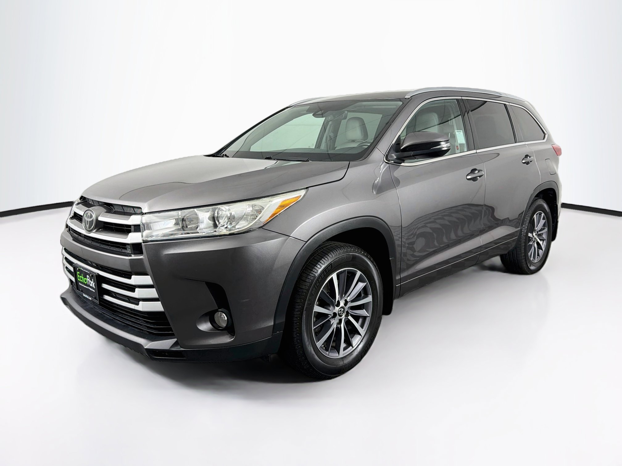 Used 2017 Toyota Highlander XLE w/ Carpet Mat Package AWD/4WD image 3