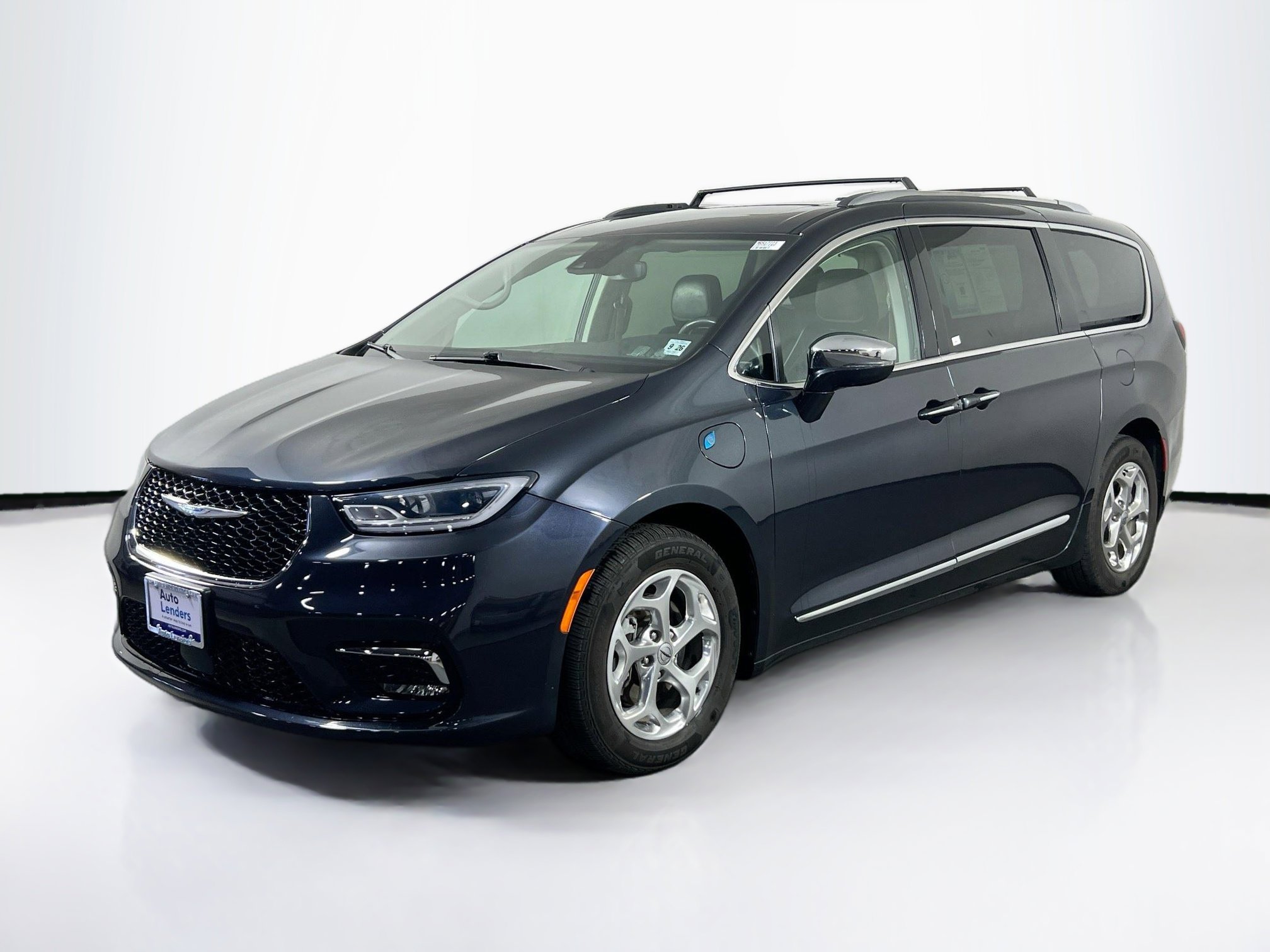 Used 2021 Chrysler Pacifica Limited w/ Uconnect Theater Family Group image 1