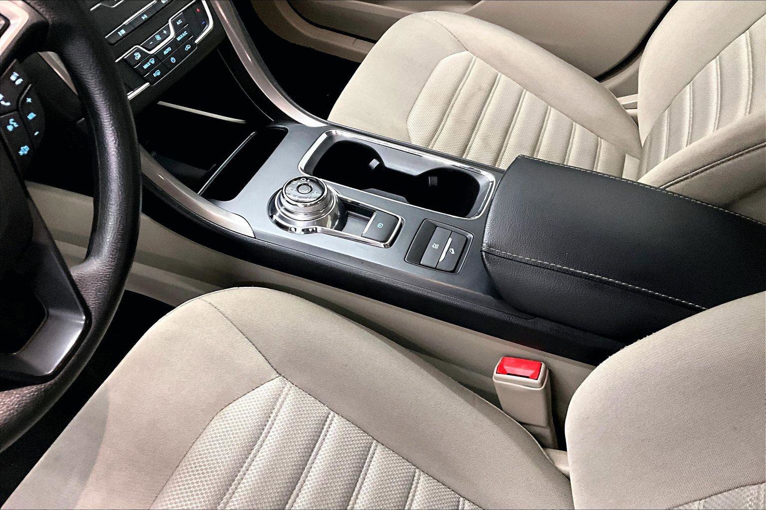 Used 2019 Ford Fusion SE image 16