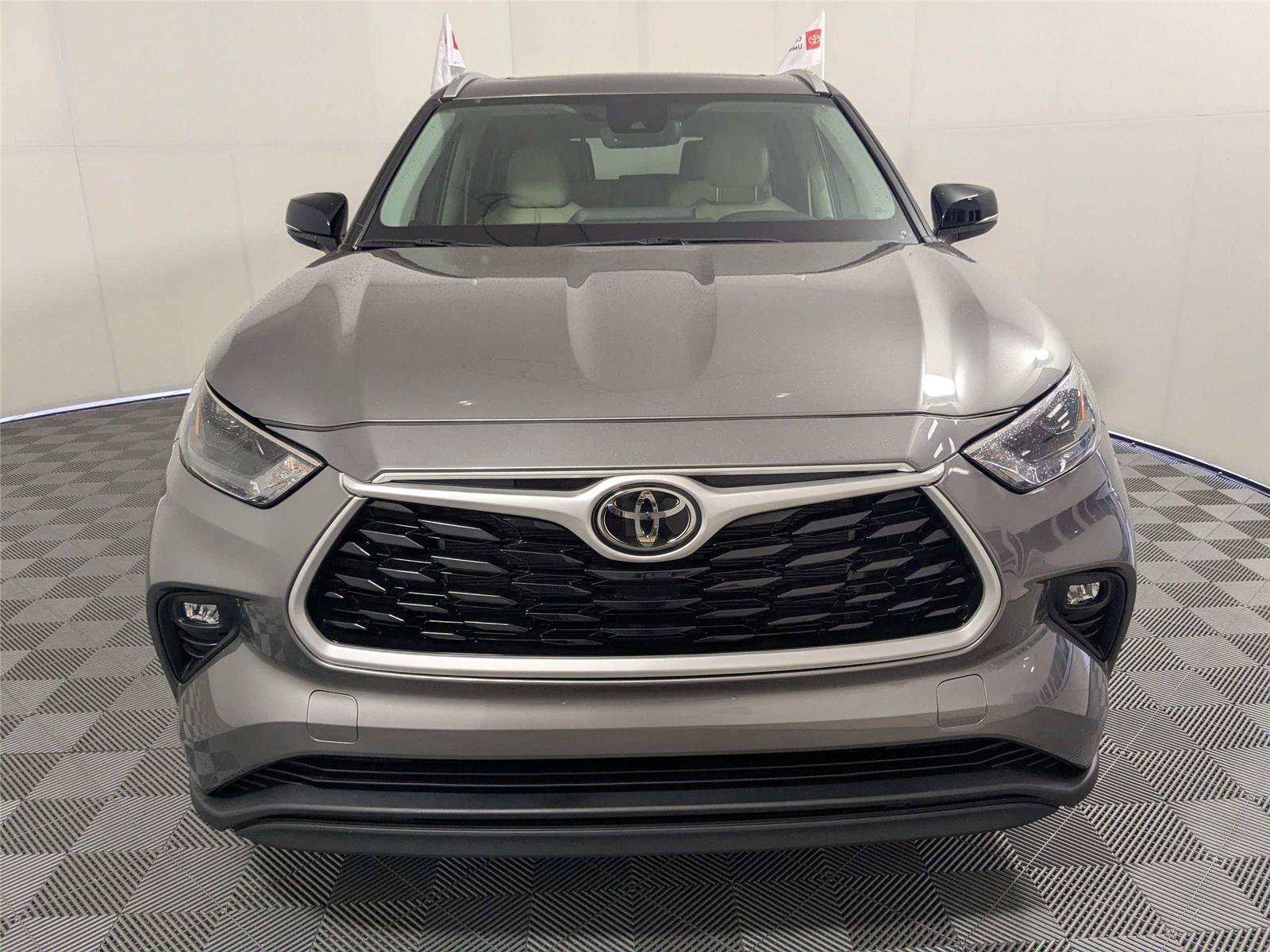 Certified 2025 Toyota Highlander XLE FWD image 3
