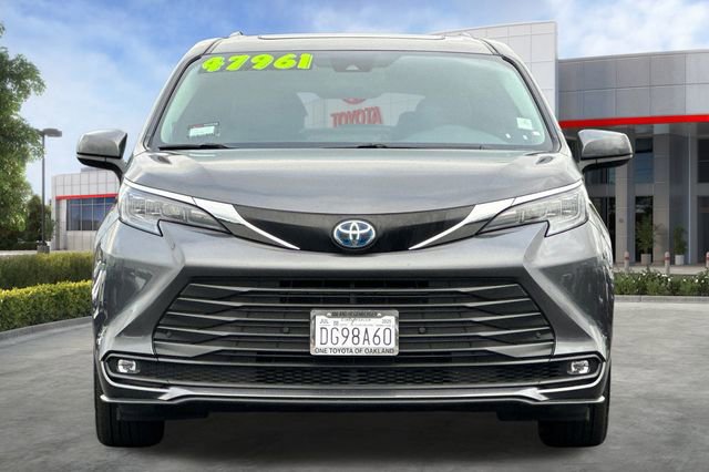 Used 2025 Toyota Sienna XLE image 10