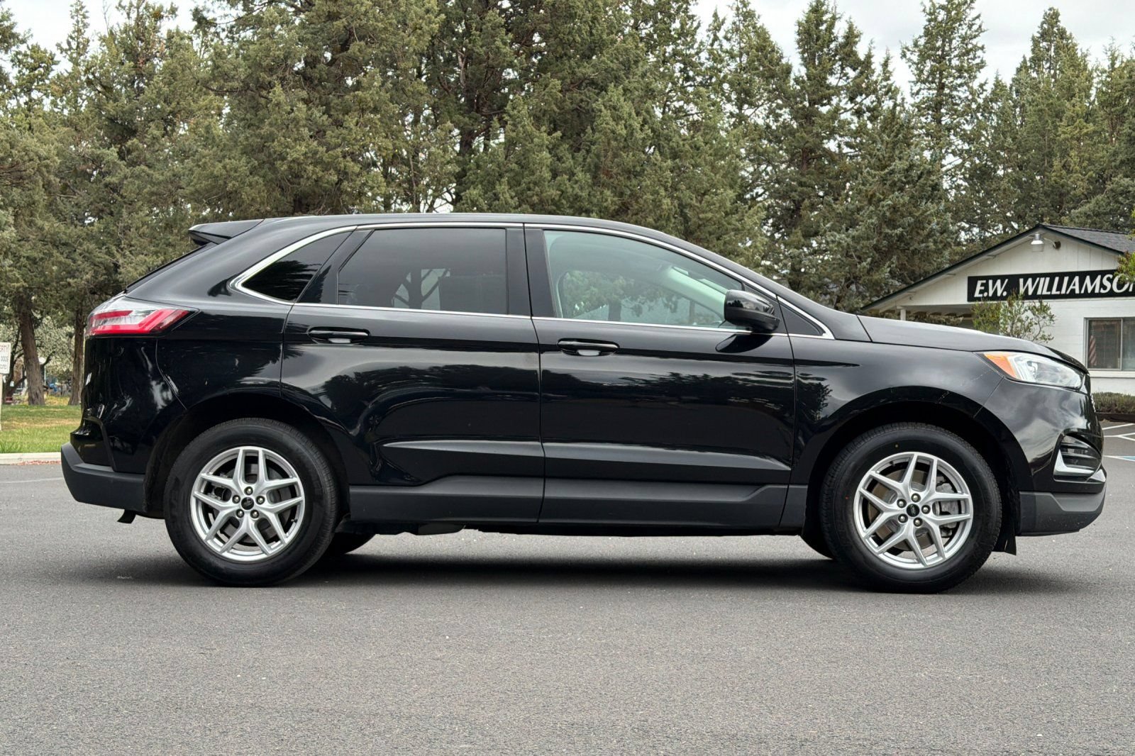 Used 2024 Ford Edge SEL AWD/4WD image 3
