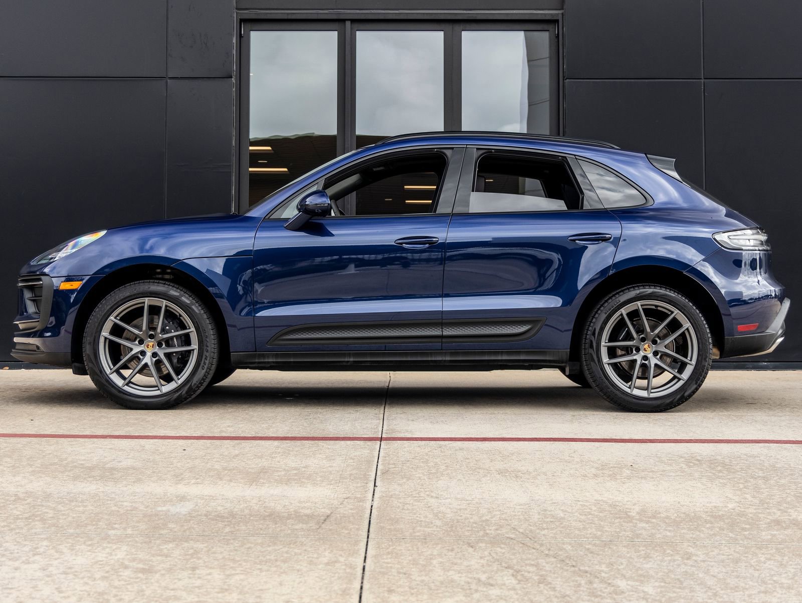 Certified 2025 Porsche Macan image 2