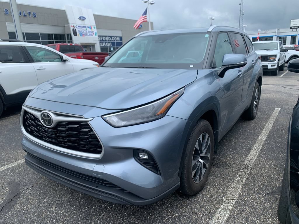 Used 2024 Toyota Highlander XLE AWD/4WD image 5
