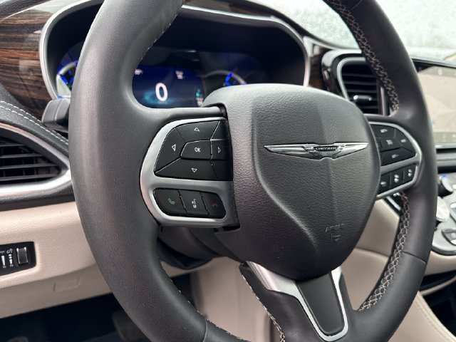 Used 2023 Chrysler Pacifica Limited FWD image 15