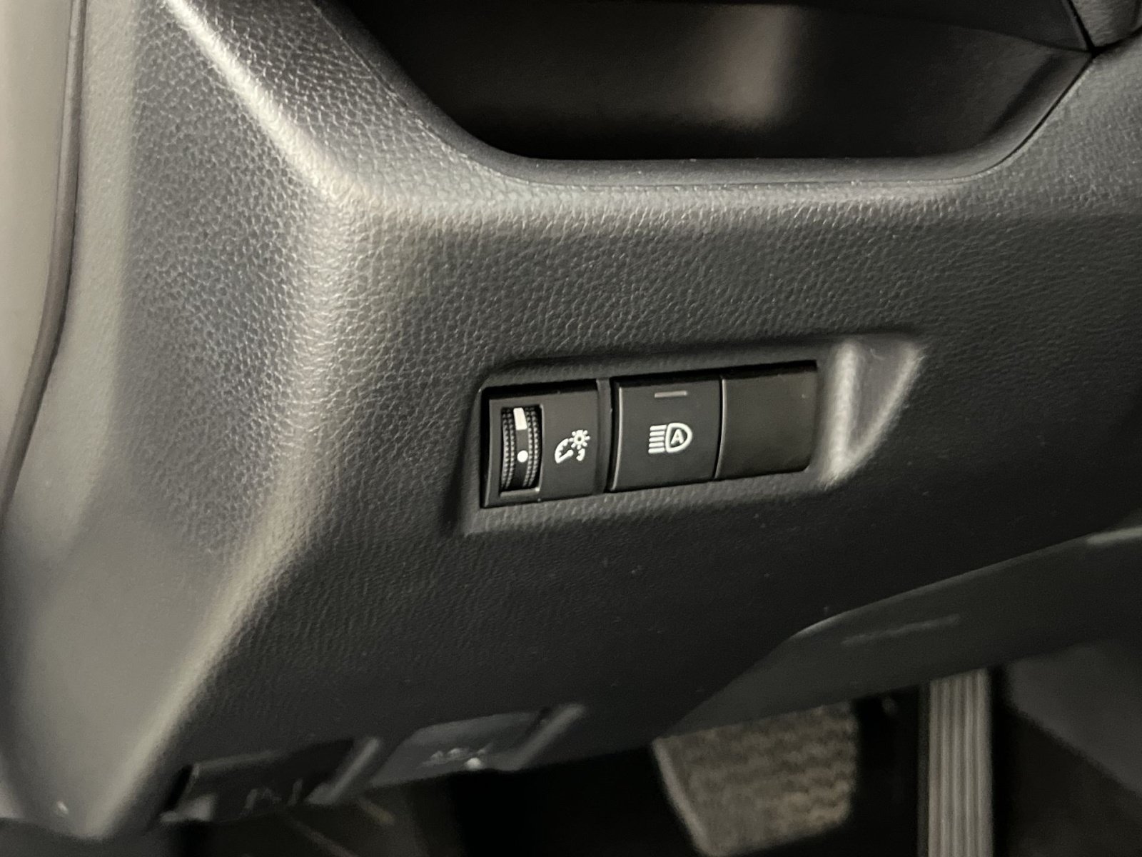 Used 2025 Toyota RAV4 XLE FWD image 32