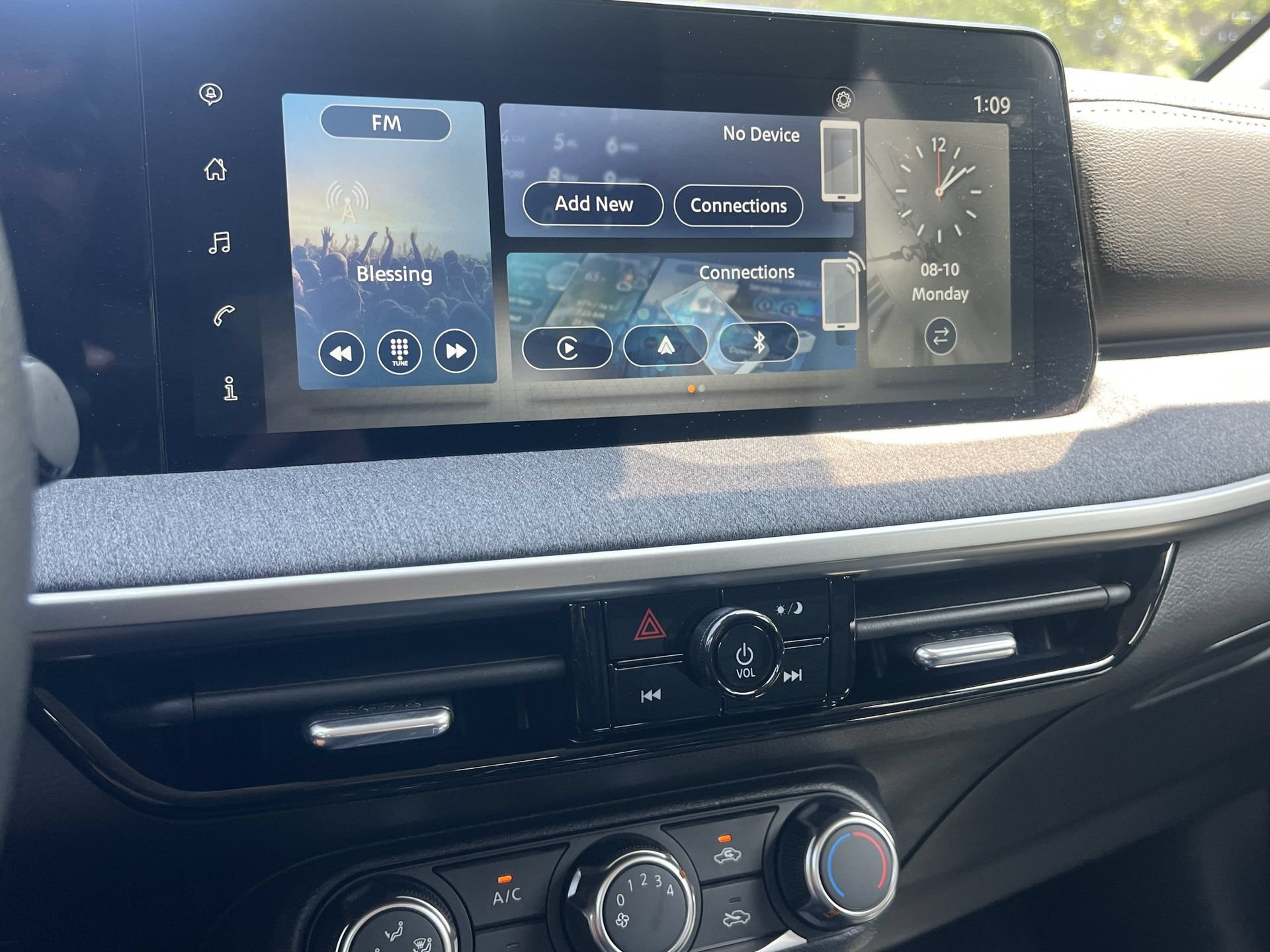 Used 2025 Nissan Kicks SV FWD image 4