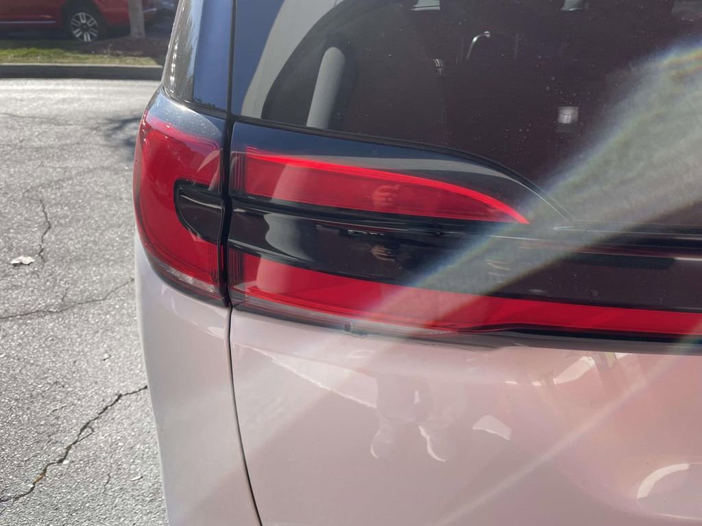 Used 2021 Chrysler Pacifica Touring-L w/ Uconnect Theater Family Group image 18