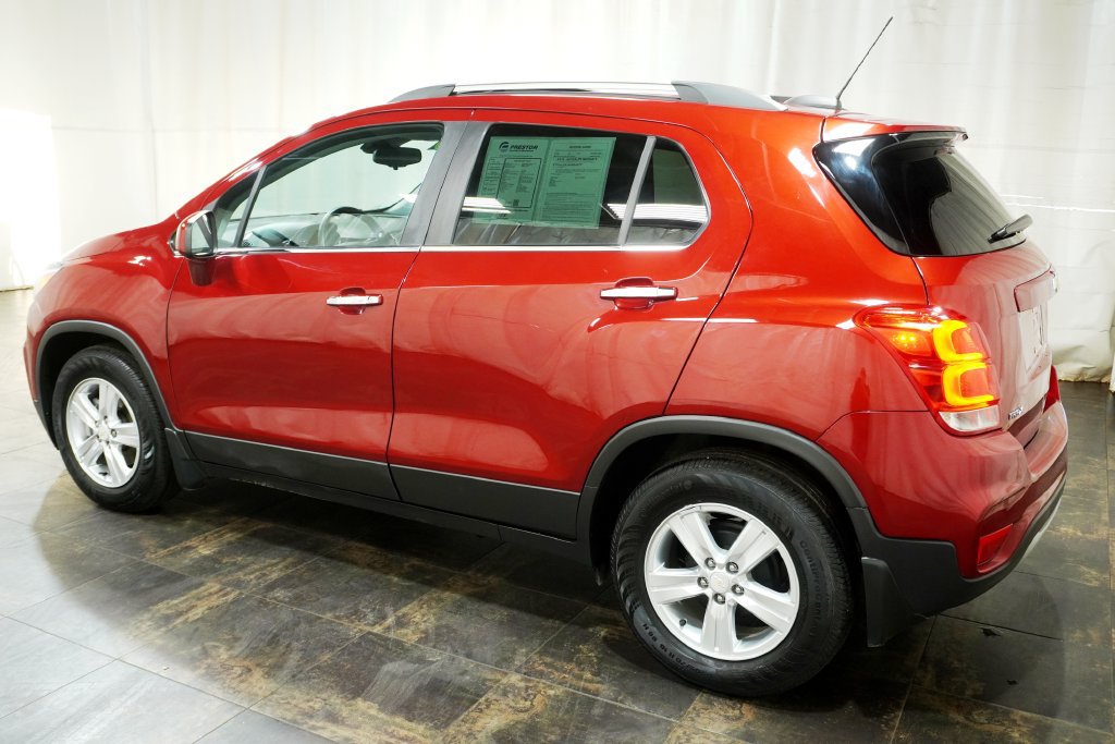 Used 2020 Chevrolet Trax LT w/ Sun & Sound Package FWD image 7