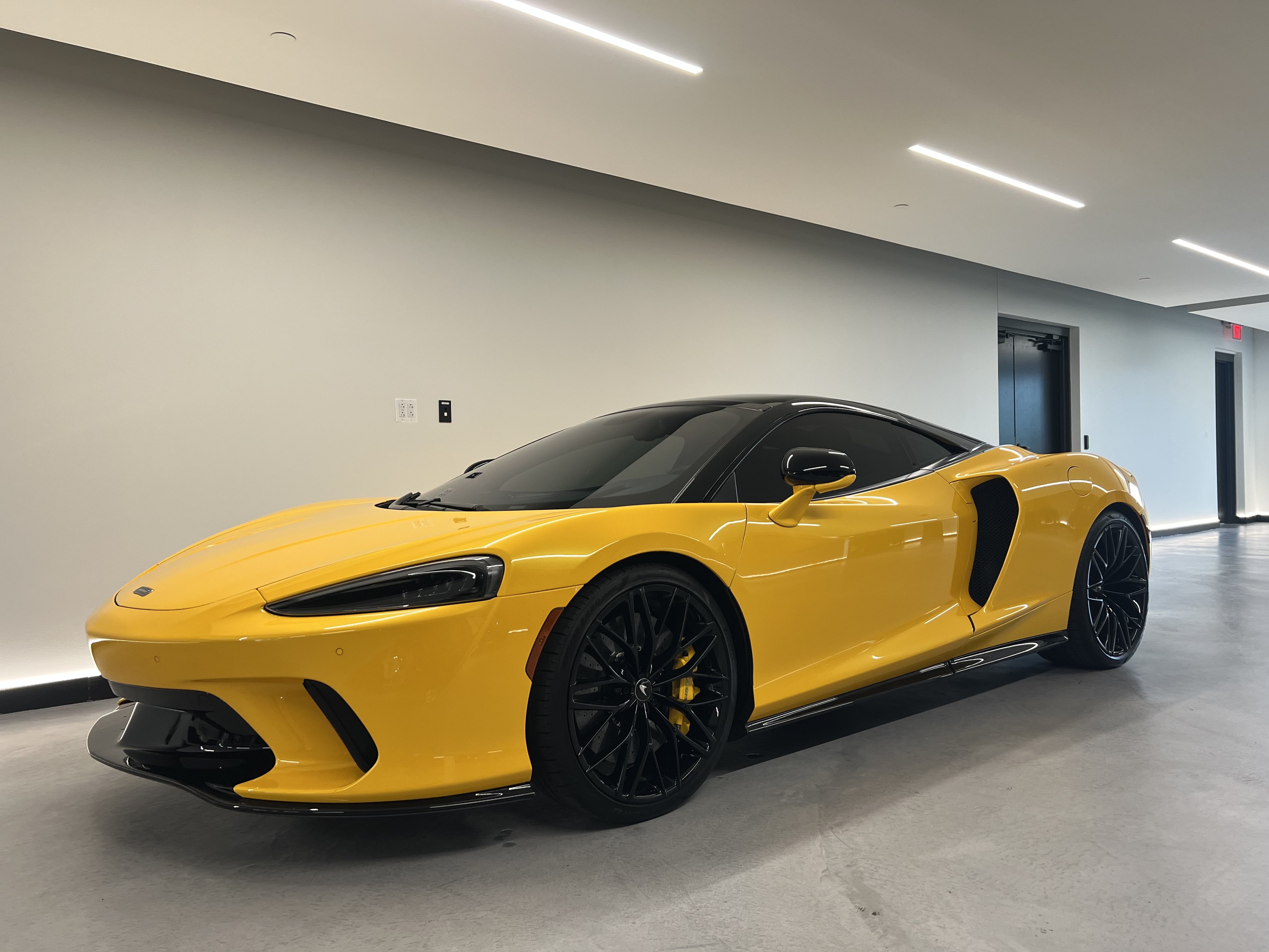 Used 2023 McLaren GT RWD image 3