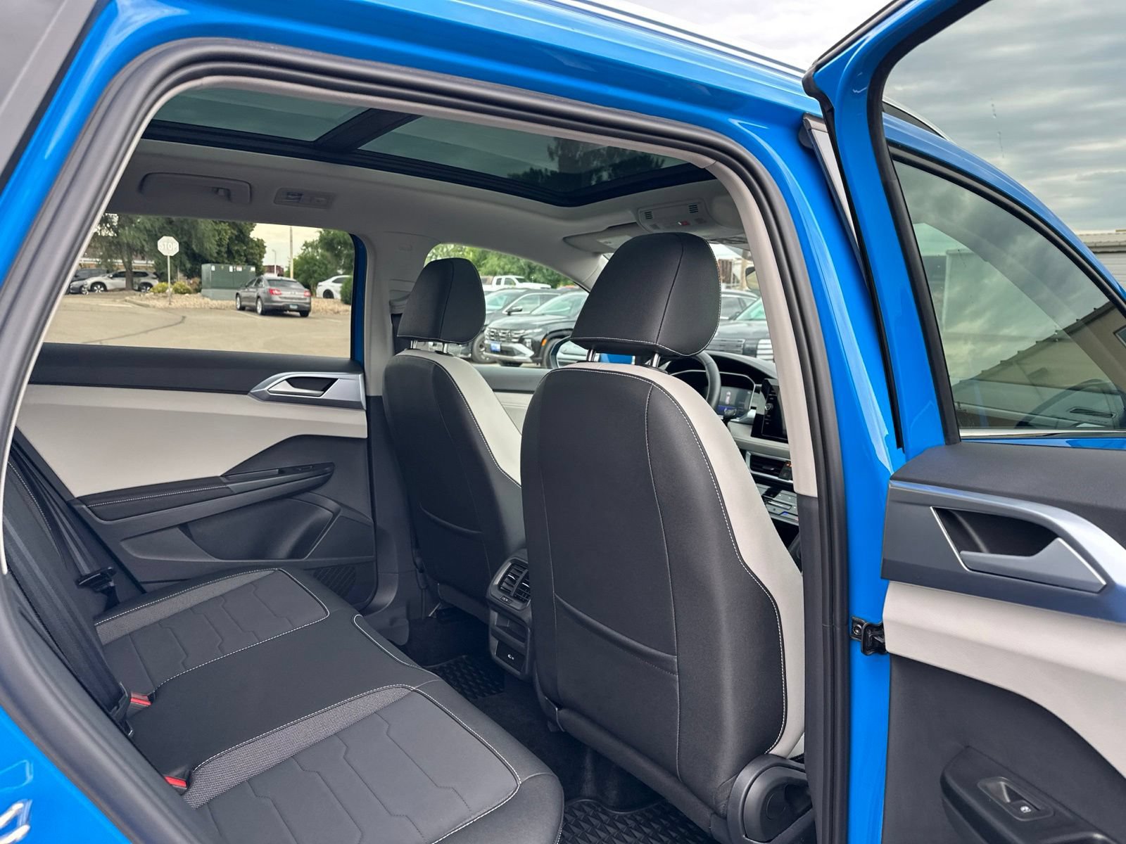 Certified 2025 Volkswagen Taos SE AWD/4WD image 28