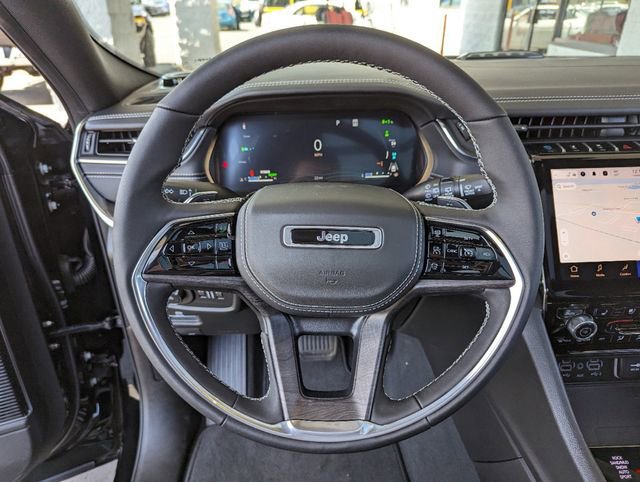 Used 2022 Jeep Grand Cherokee Overland w/ Luxury Tech Group IV AWD/4WD image 10