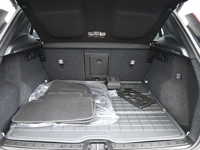 Used 2024 Volvo XC40 B5 Plus image 30