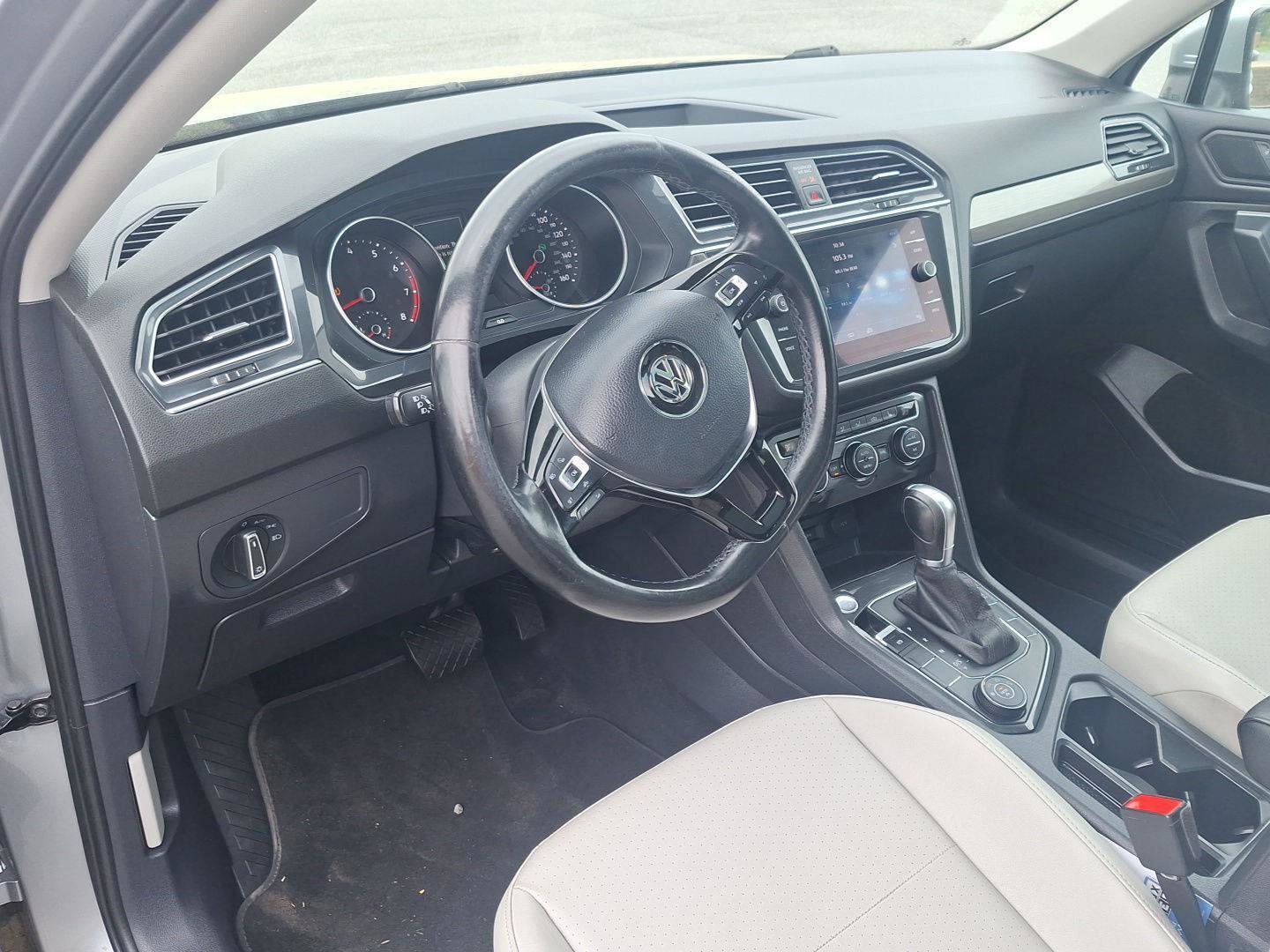 Used 2019 Volkswagen Tiguan SE w/ Panoramic Sunroof Package AWD/4WD image 11