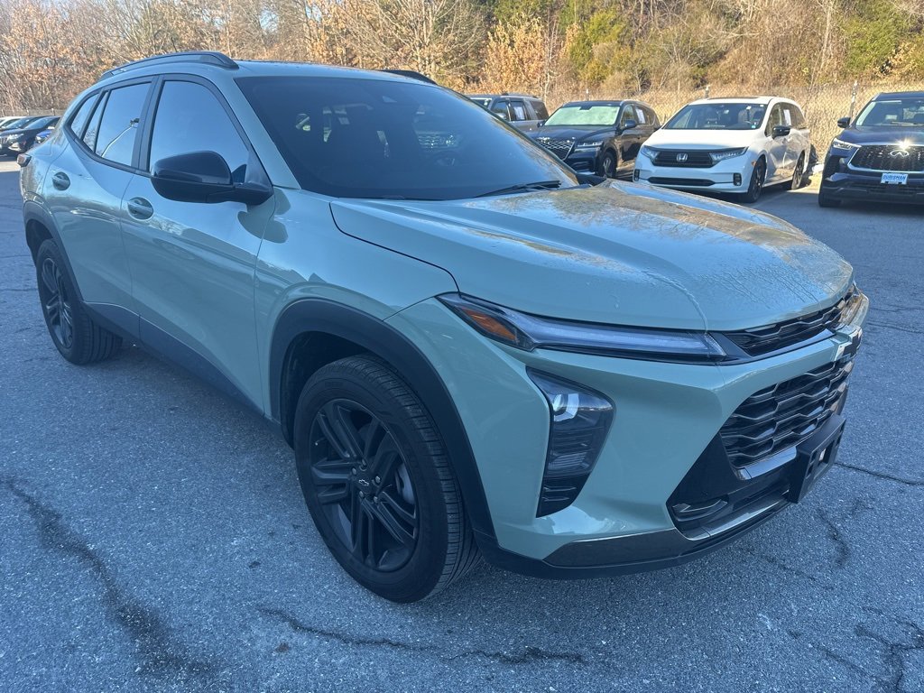 Used 2024 Chevrolet Trax ACTIV w/ Sunroof Package image 3