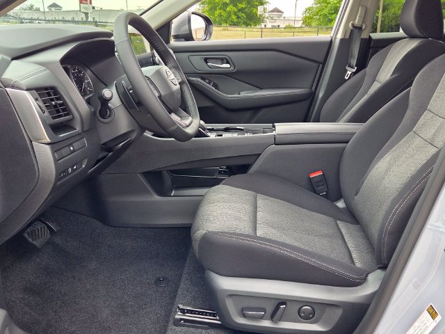 Used 2026 Nissan Rogue SV w/ Cold Weather Package FWD image 5