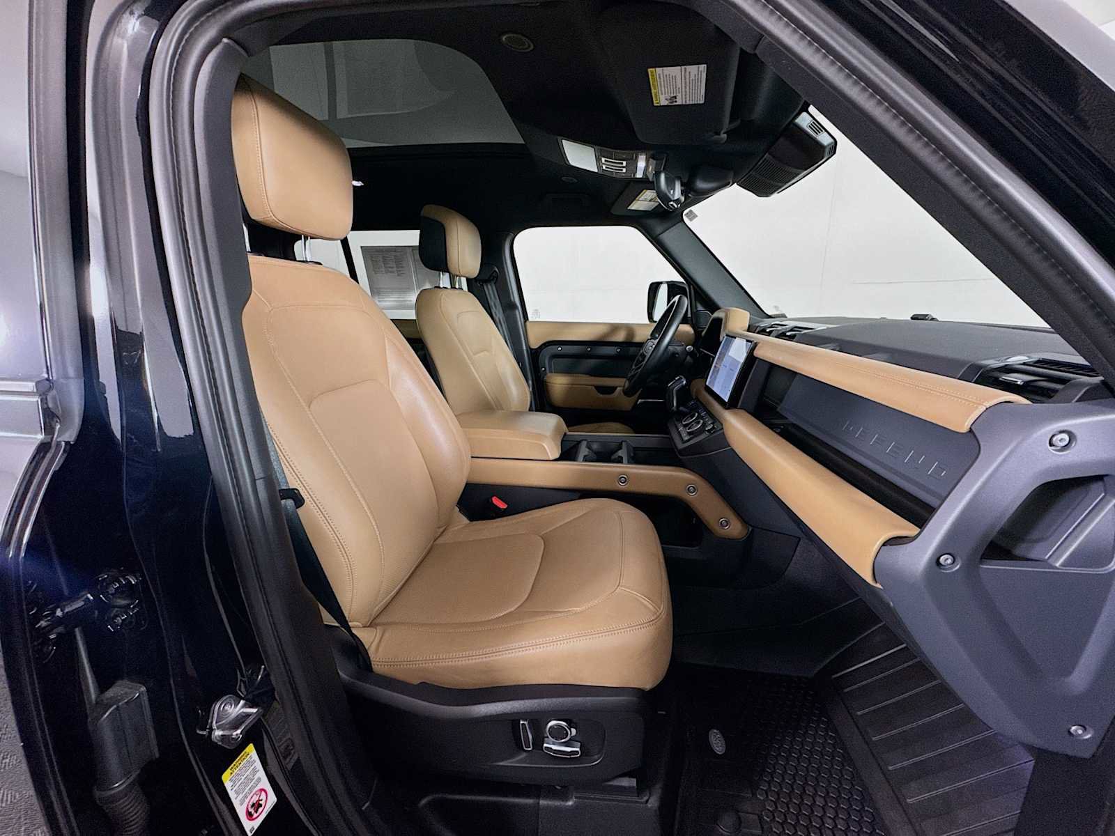 Used 2025 Land Rover Defender 130 X-Dynamic SE image 27