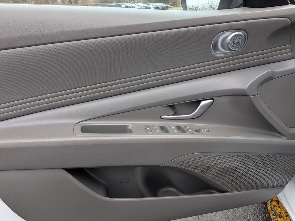Used 2025 Hyundai Elantra SEL FWD image 9