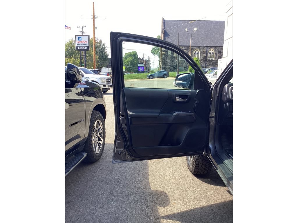 Used 2018 Toyota Tacoma TRD Sport AWD/4WD image 15