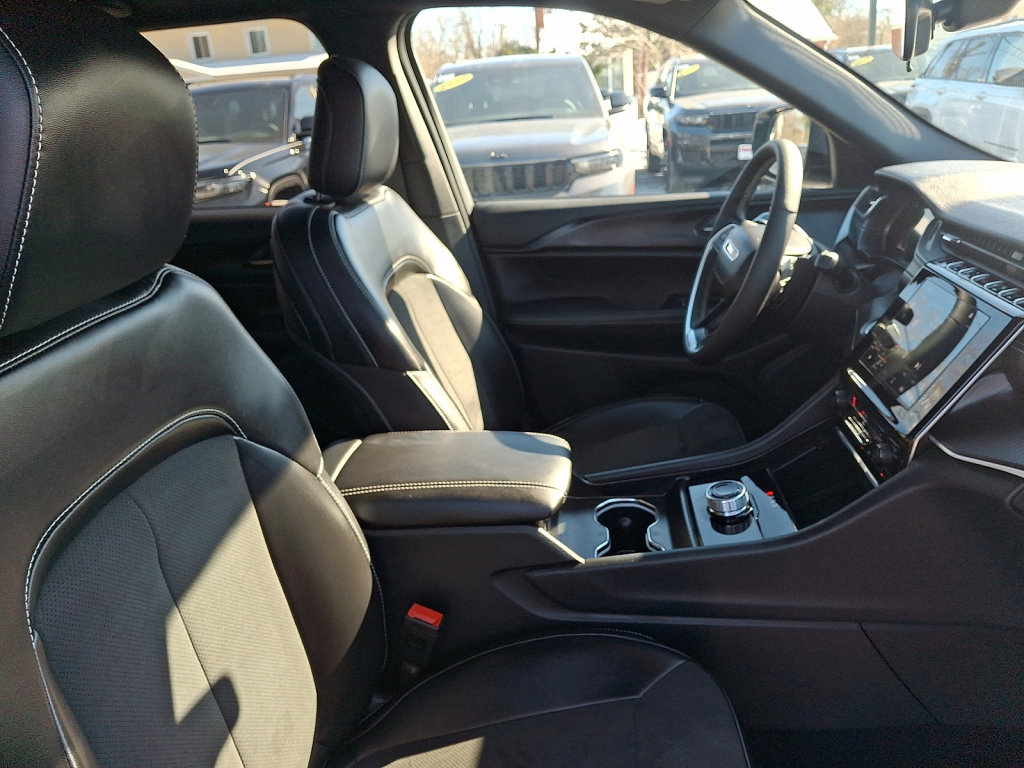 Used 2025 Jeep Grand Cherokee Altitude image 11