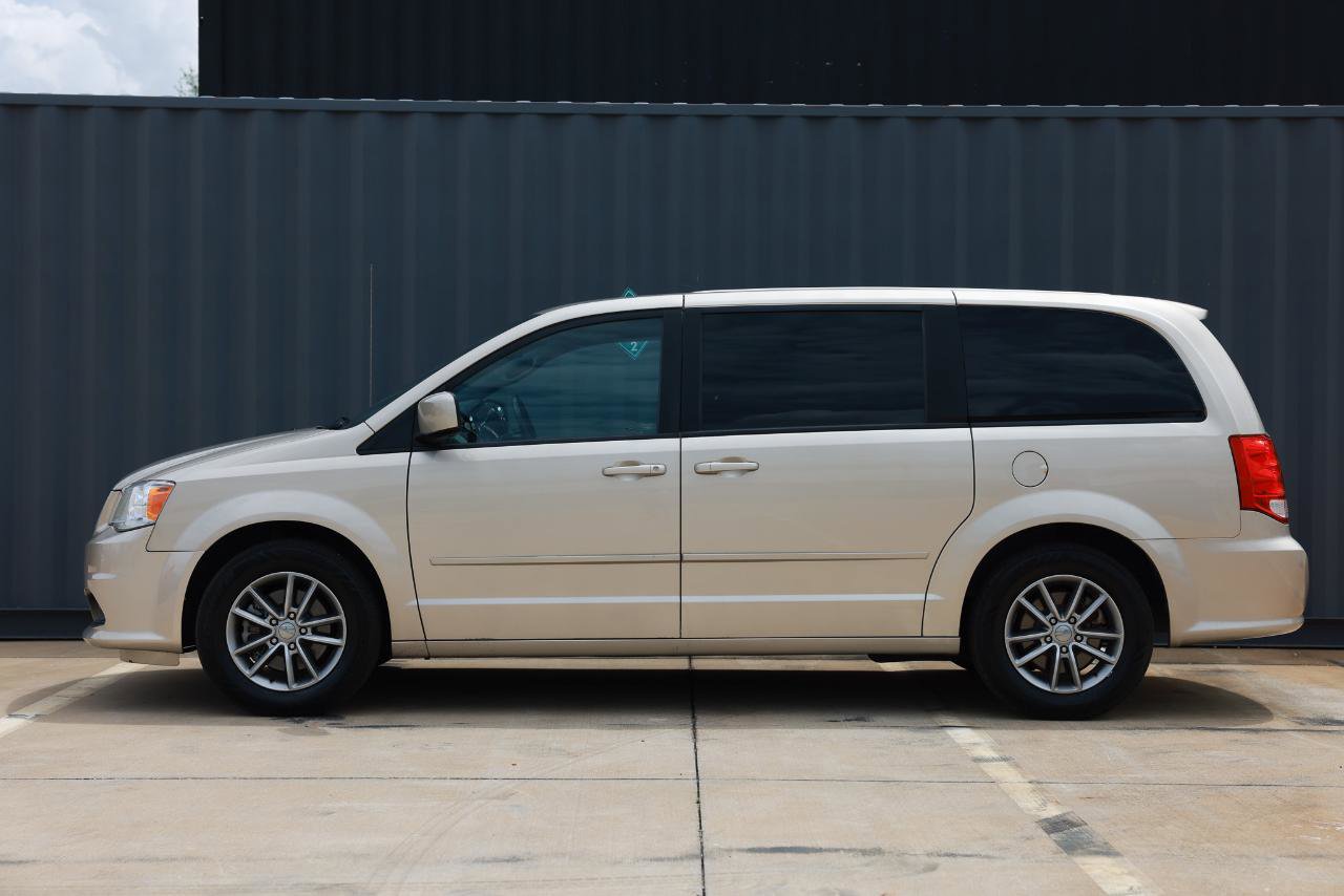 Used 2015 Dodge Grand Caravan SE image 3