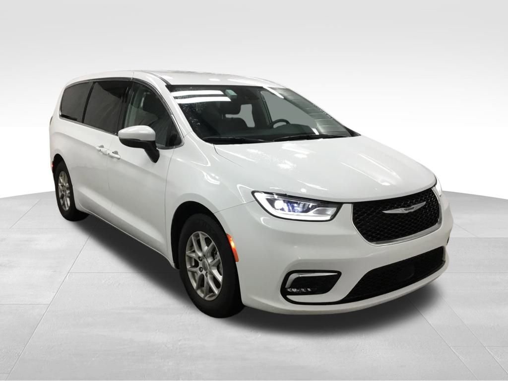 Used 2023 Chrysler Pacifica Touring-L image 3