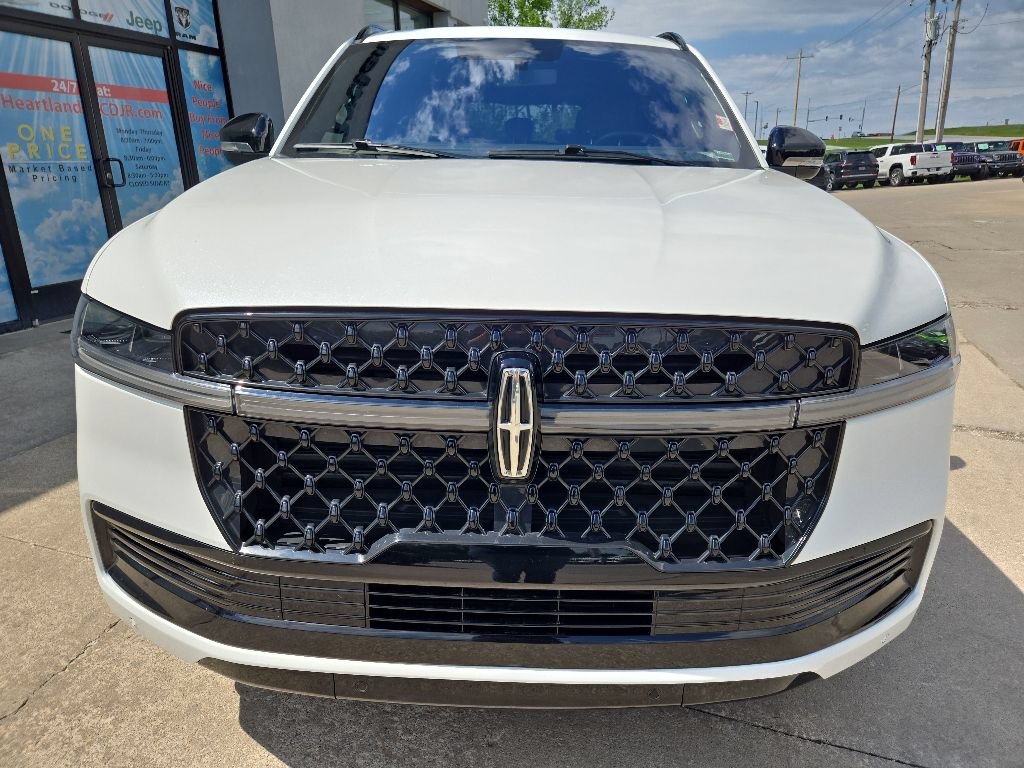 Used 2025 Lincoln Navigator Reserve w/ Jet Appearance Package AWD/4WD image 18