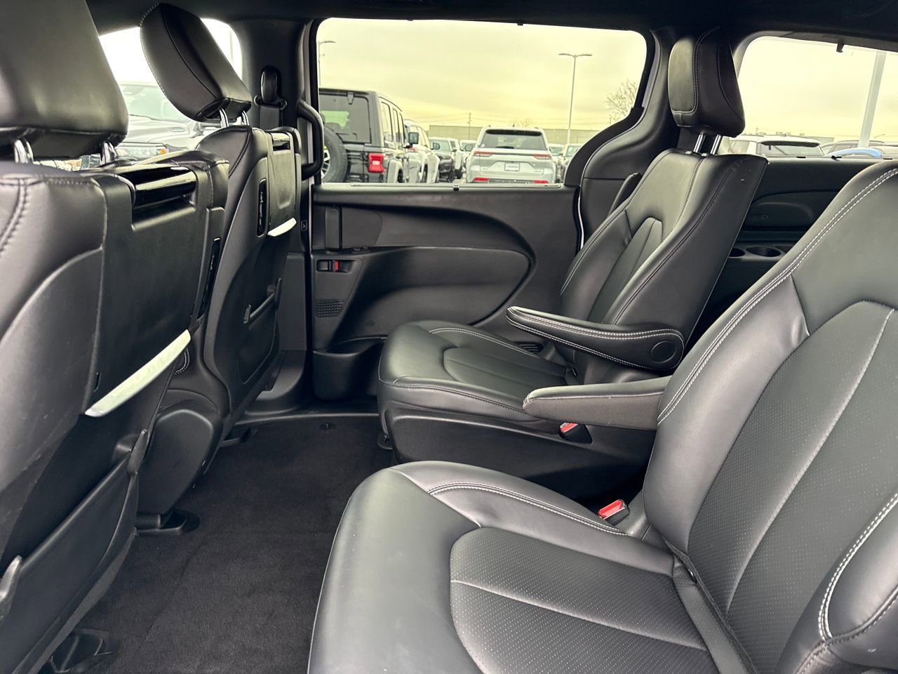 Used 2025 Chrysler Pacifica Select w/ Uconnect Theater Family Group image 15