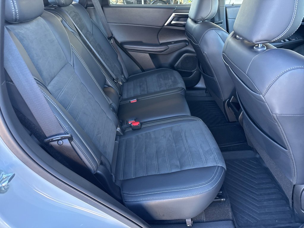 Used 2025 Mitsubishi Outlander SE image 25
