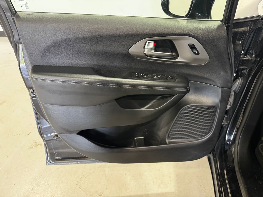 Used 2025 Chrysler Pacifica Select FWD image 16