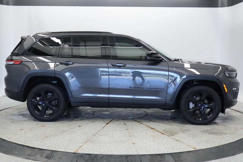 Used 2024 Jeep Grand Cherokee Limited w/ Black Appearance Package AWD/4WD image 7