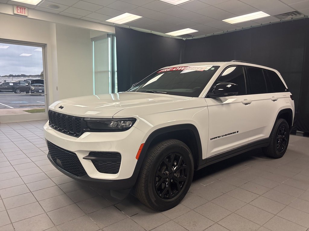 Used 2025 Jeep Grand Cherokee Altitude image 9