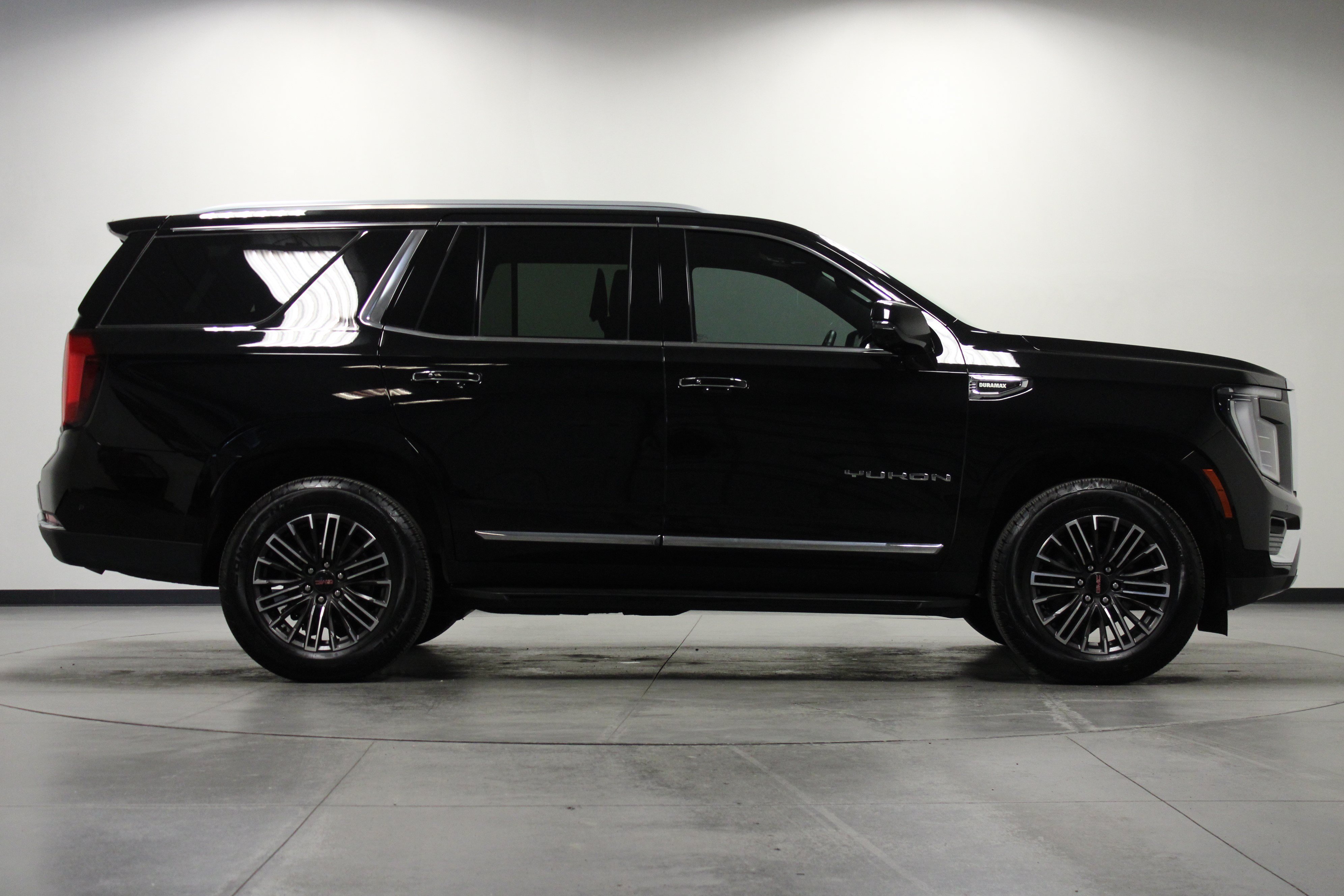 Used 2026 GMC Yukon Elevation w/ Elevation Premium Package AWD/4WD image 3