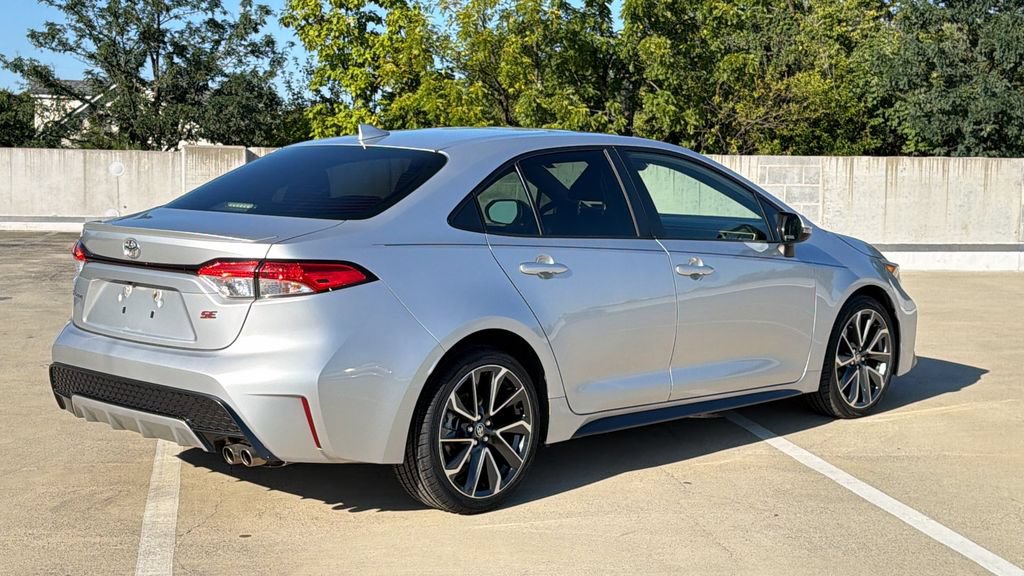 Used 2021 Toyota Corolla SE FWD image 3