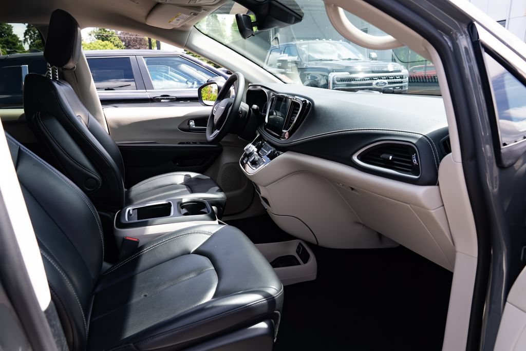Used 2023 Chrysler Pacifica Touring-L FWD image 23