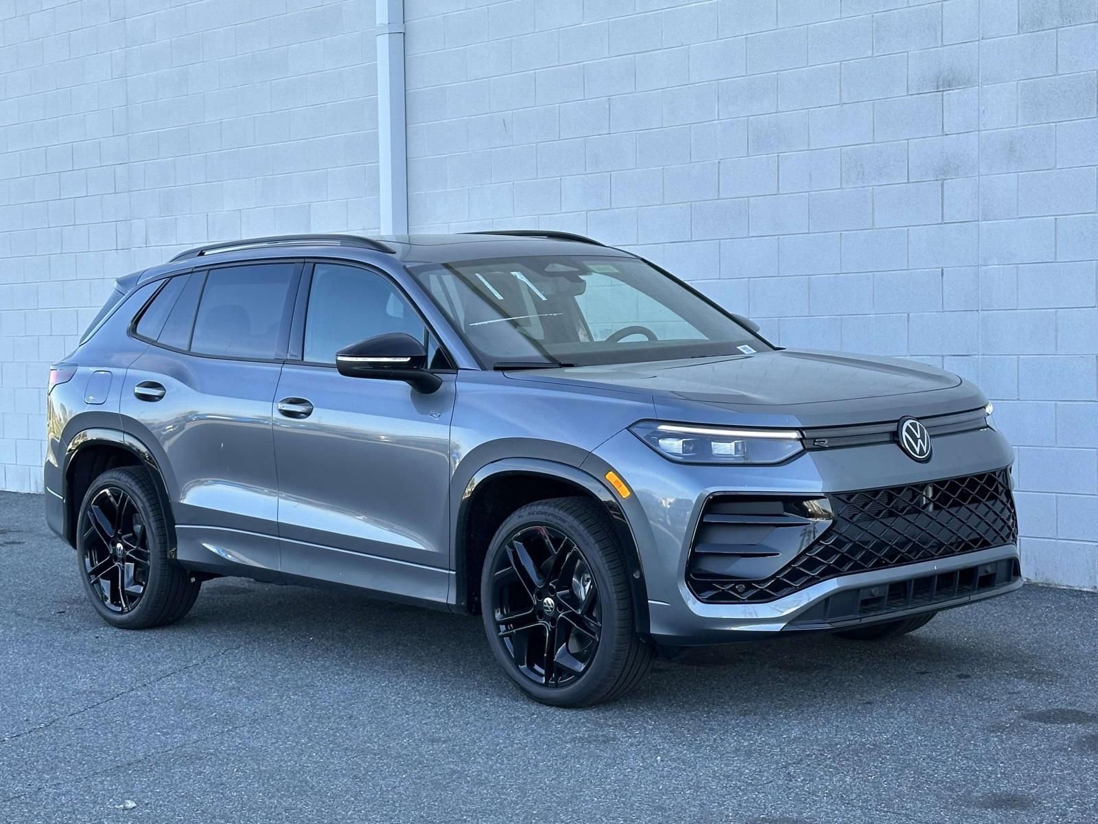 New 2026 Volkswagen Tiguan SE R-Line image 8