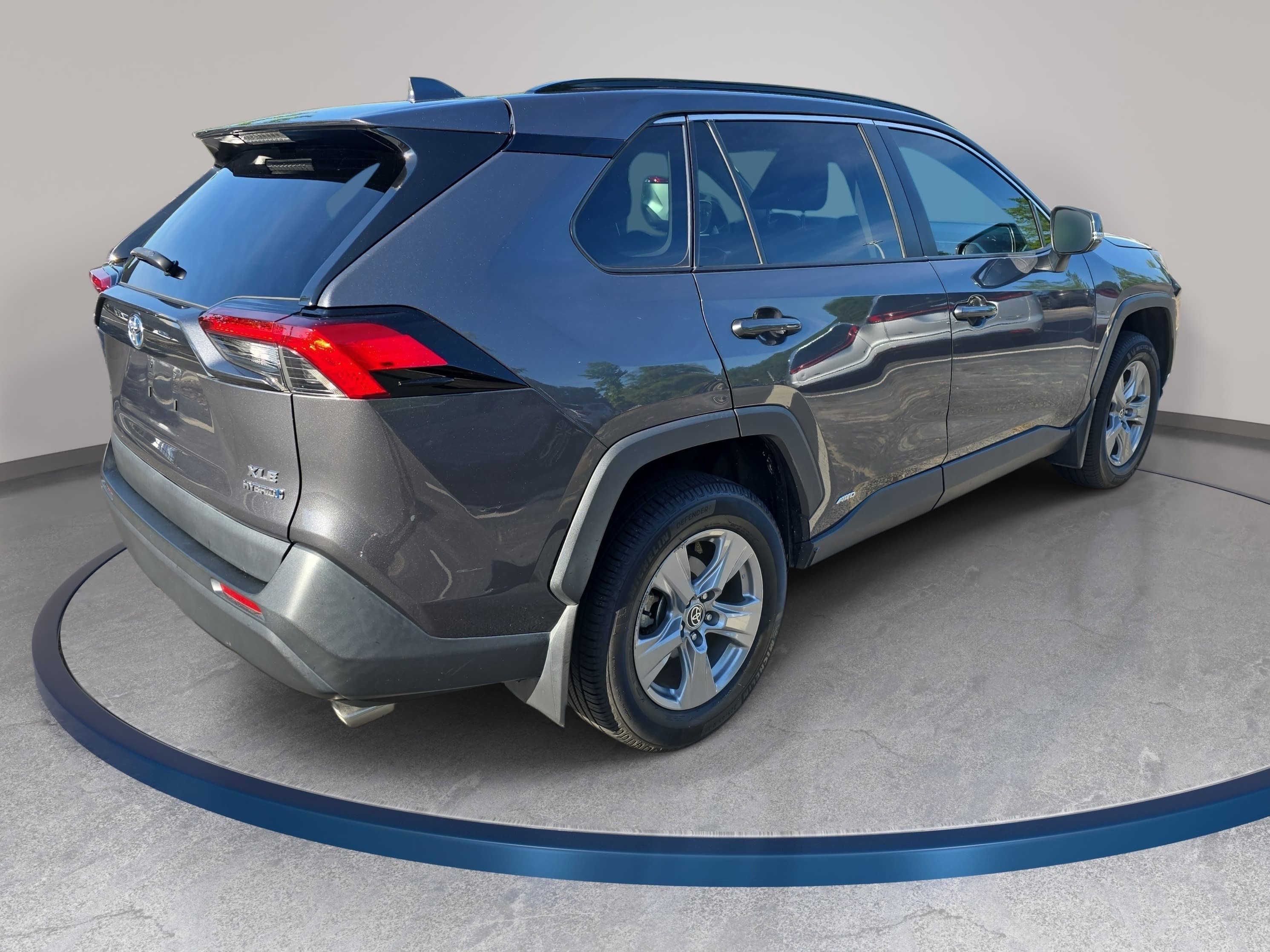 Used 2022 Toyota RAV4 XLE AWD/4WD image 5
