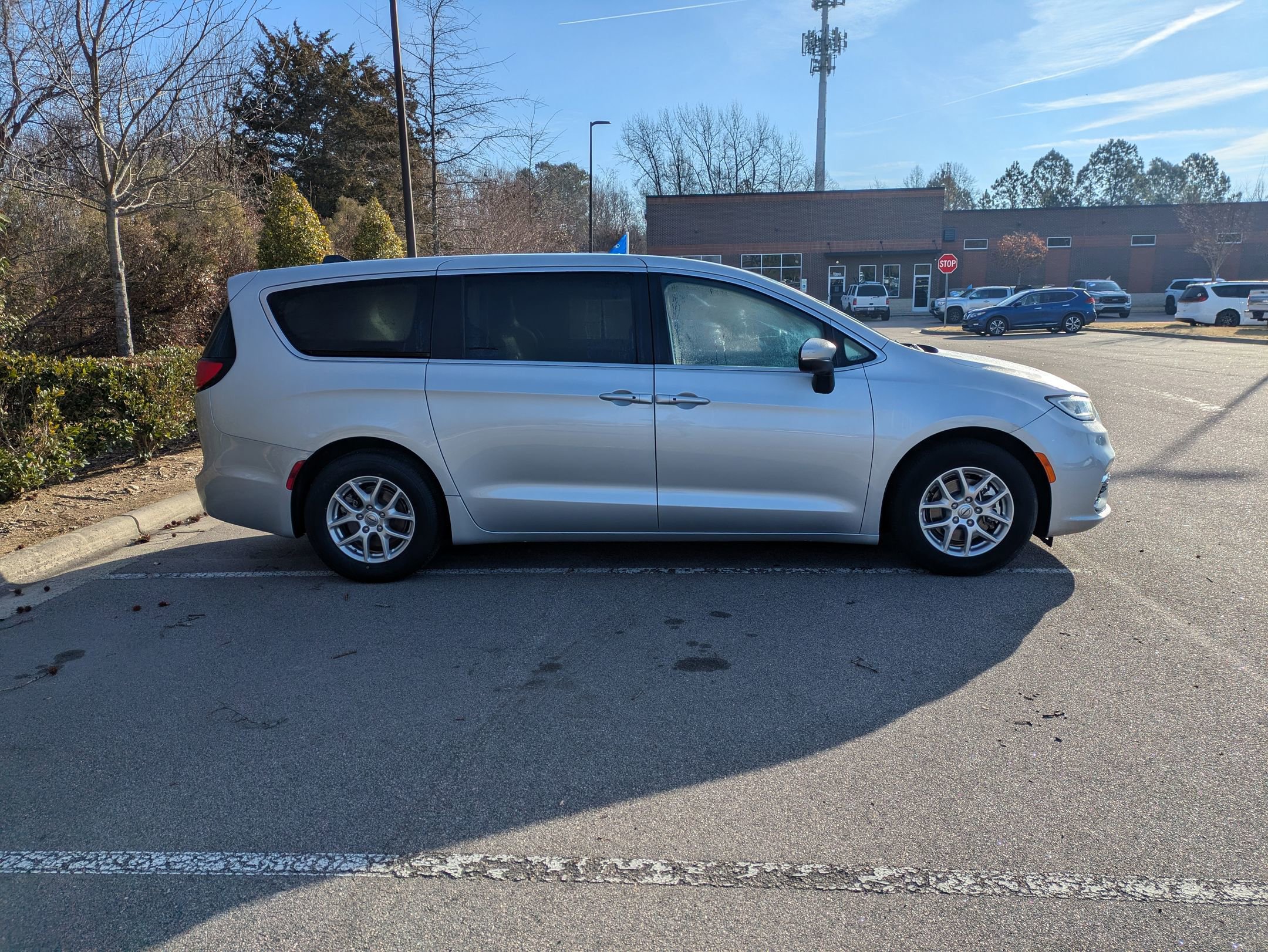 Used 2023 Chrysler Pacifica Touring-L image 3