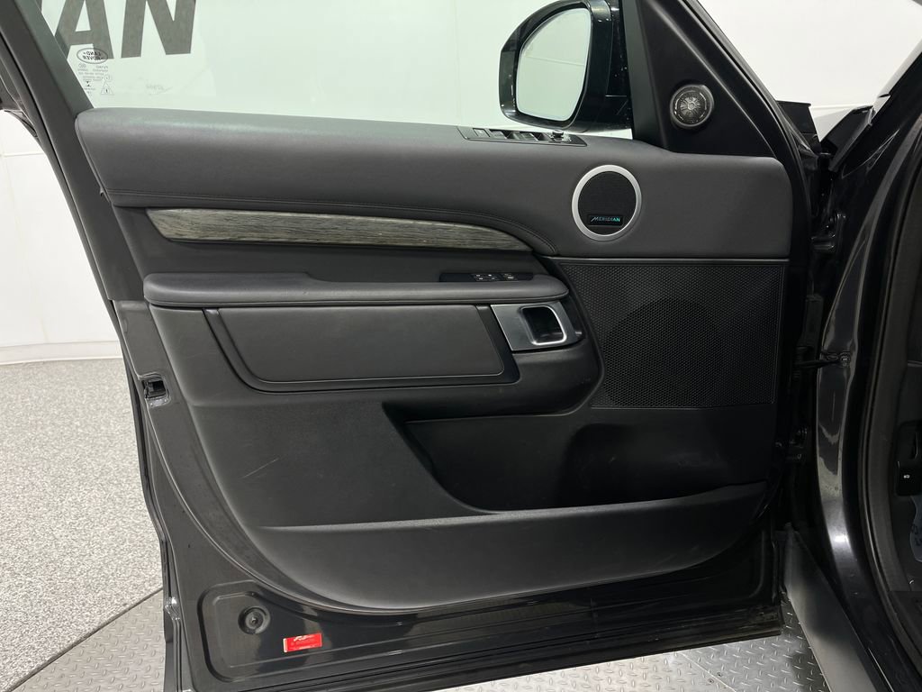 Used 2020 Land Rover Discovery HSE image 16