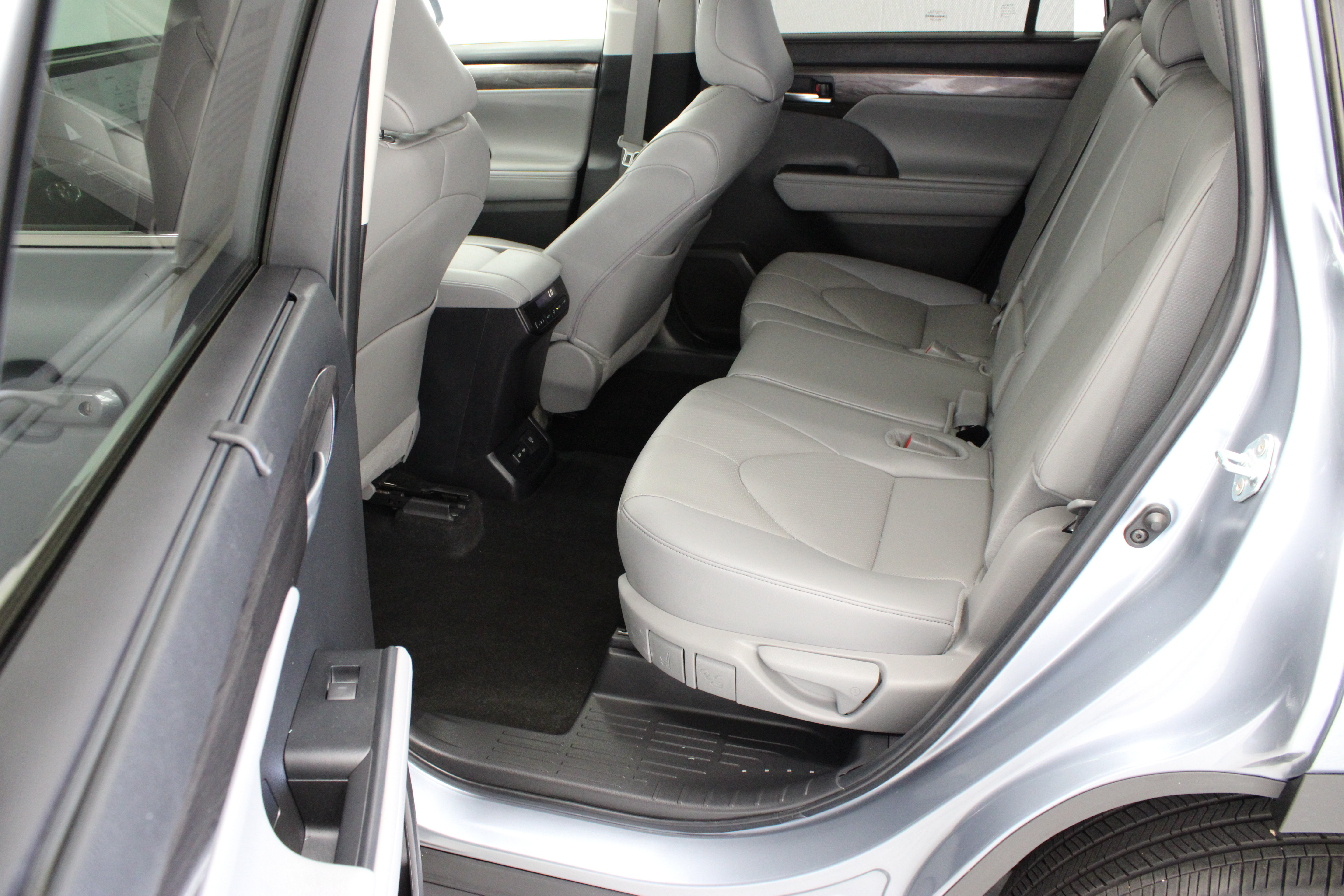 Used 2024 Toyota Highlander Limited FWD image 30