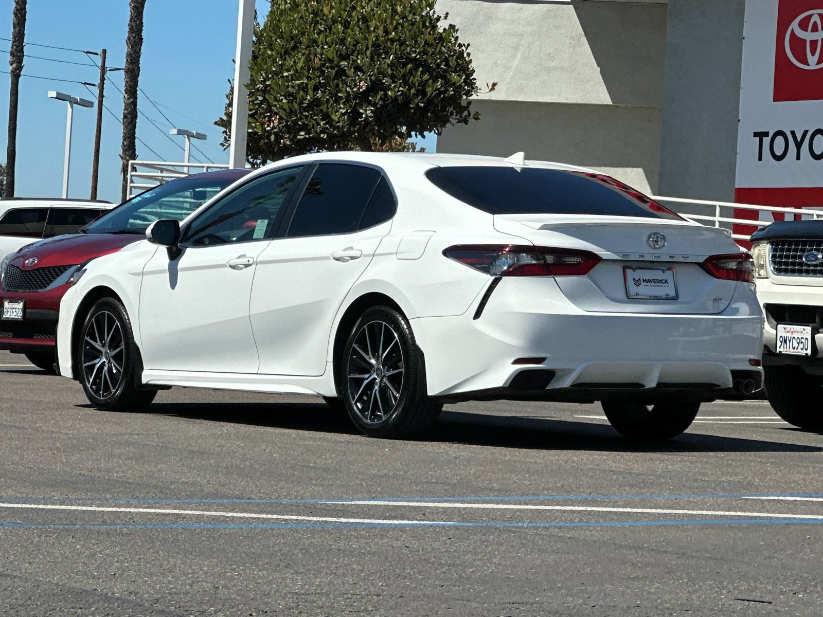 Used 2023 Toyota Camry SE FWD image 3