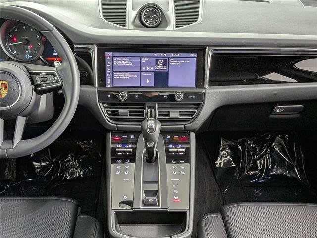 Certified 2025 Porsche Macan AWD/4WD image 19