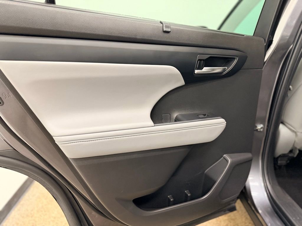 Used 2022 Toyota Highlander XLE image 21