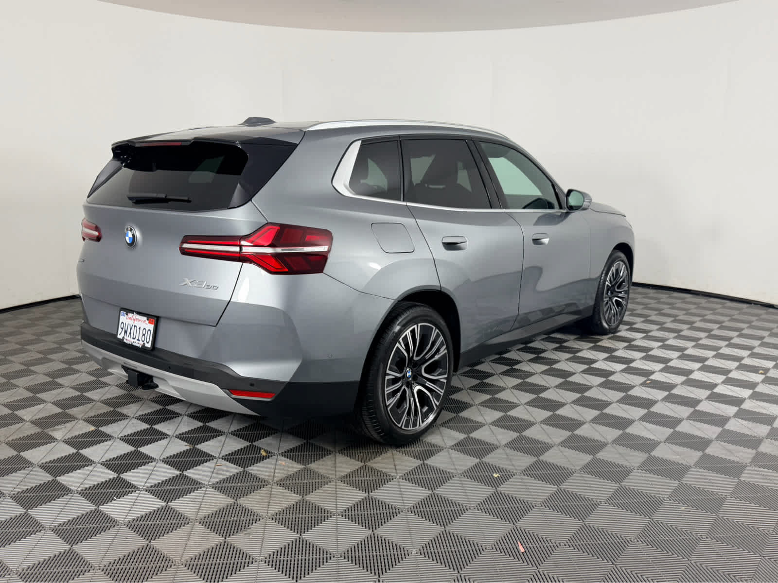 Used 2025 BMW X3 xDrive30i w/ Premium Package AWD/4WD image 3