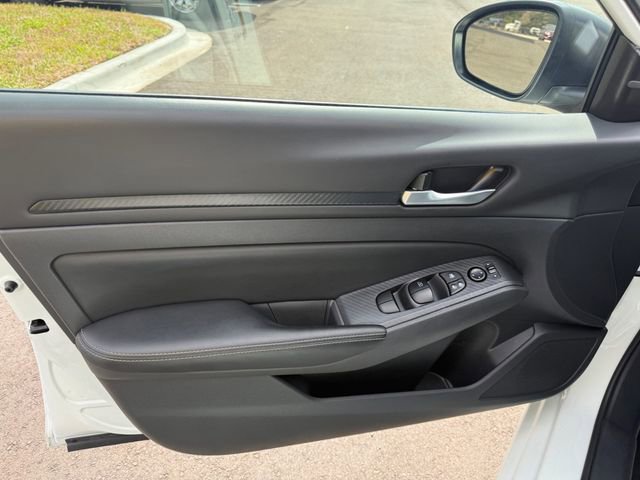 Used 2025 Nissan Altima 2.5 SV image 3