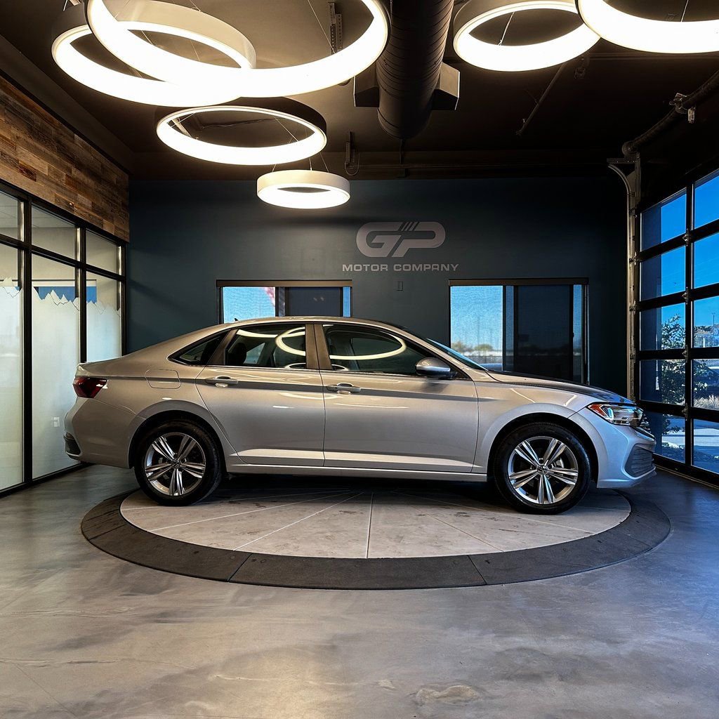 Used 2024 Volkswagen Jetta SE image 2