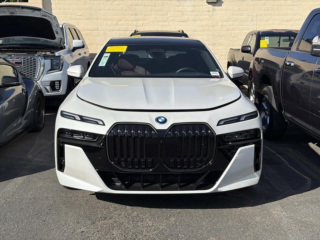 Used 2025 BMW 750e xDrive AWD/4WD image 2