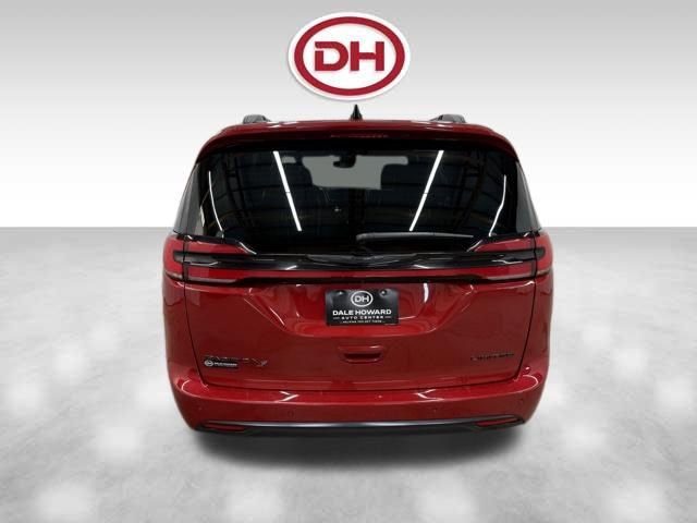 Used 2025 Chrysler Pacifica Limited image 13