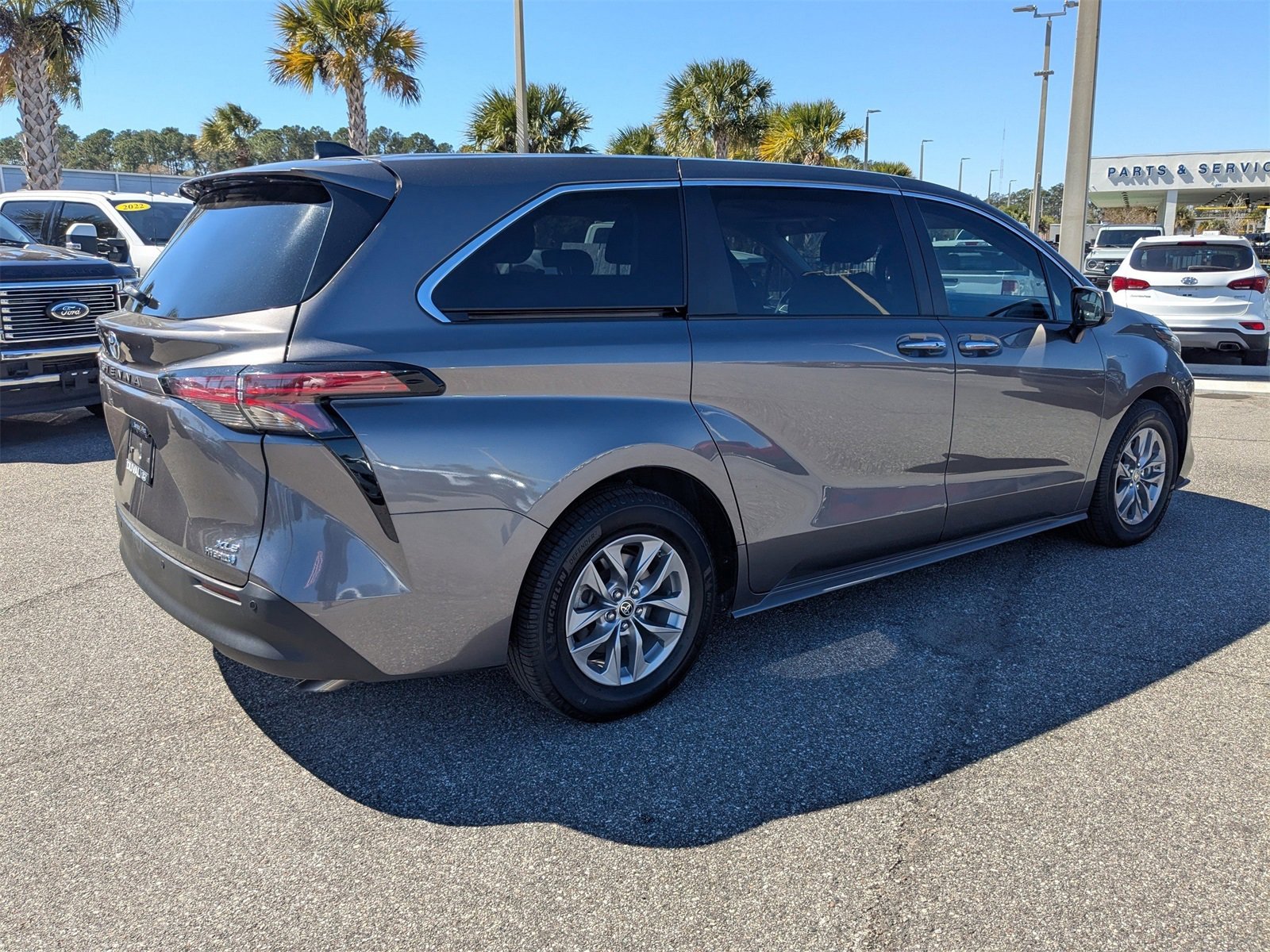 Used 2022 Toyota Sienna XLE image 4