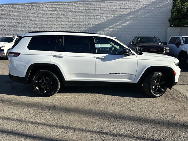 Used 2023 Jeep Grand Cherokee L Laredo image 3